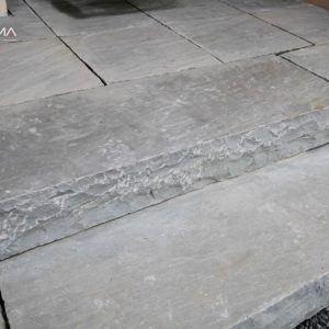 Afwerking en inrichting van de buitenzones :  stoepranden, trappen, palissades, hekken…